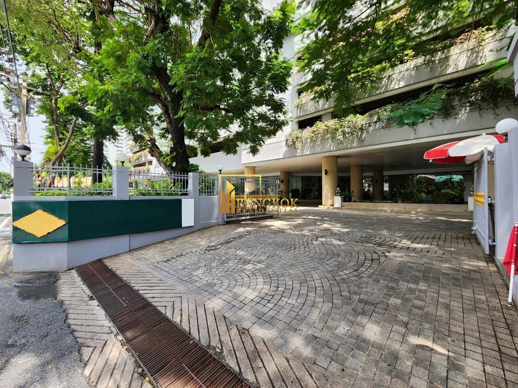 รูป Beautifully Renovated 4 Bedroom Duplex Penthouse in Ekkamai - BR20841AP - รูปที่ 56/57