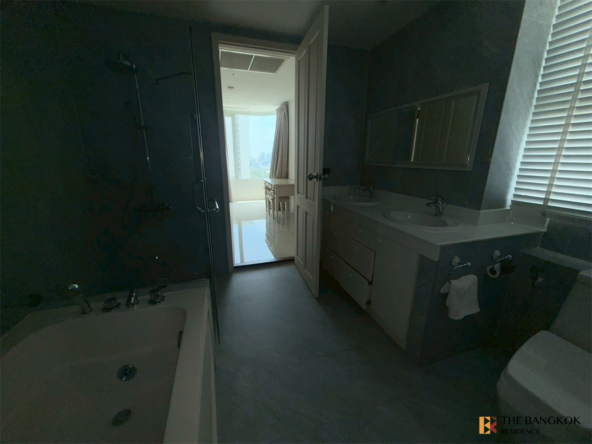 picture Ultimate Luxury Condo in Business District Ideal 24 - 4/10