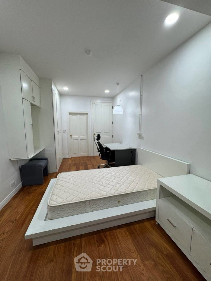 picture 2-BR Condo at Baan Thanon Sarasin Condominium near BTS Ratchadamri (ID 2984791) - 4/12