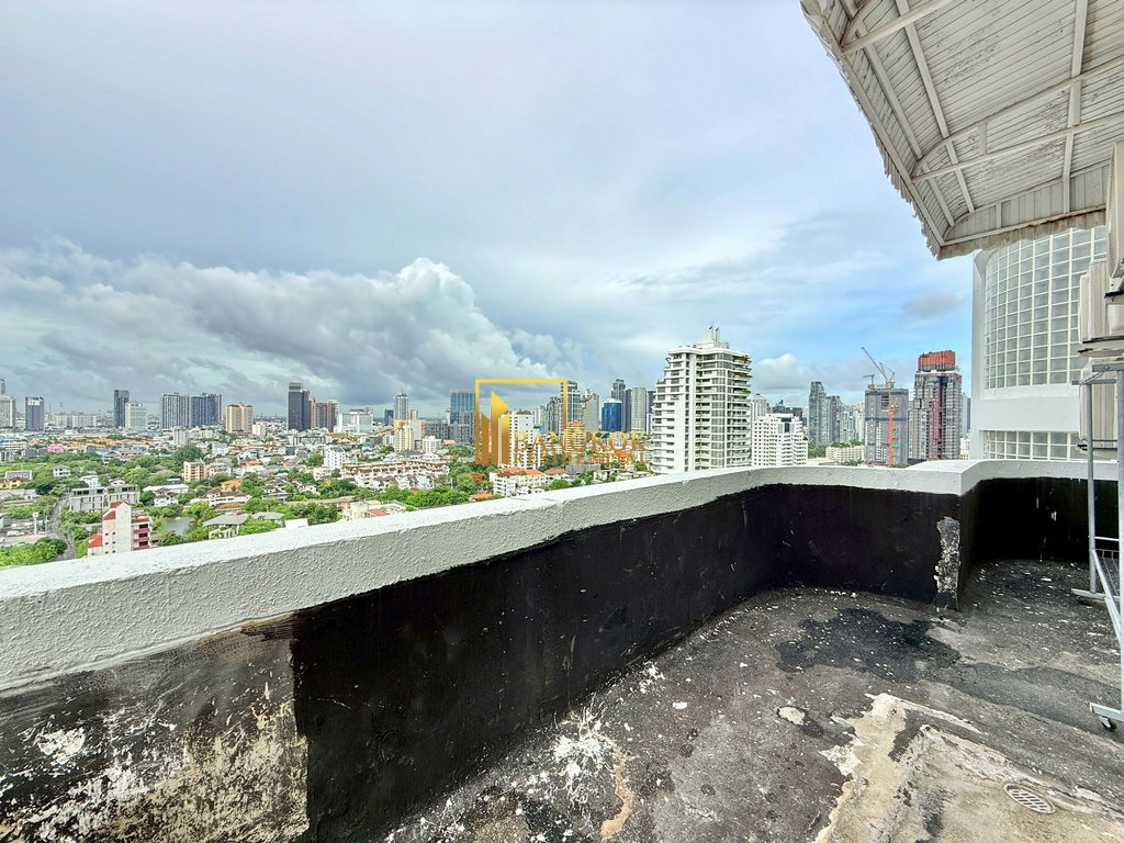 รูป Beautifully Renovated 4 Bedroom Duplex Penthouse in Ekkamai - BR20841AP - รูปที่ 39/57