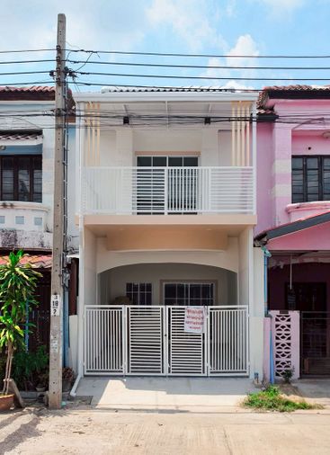 For Sale: Townhouse at Nanthicha 4 Village, Sai Noi - Bang Bua Thong, 16 sq.w., Main Road Location, Great for Business, Free Transfer Fee!