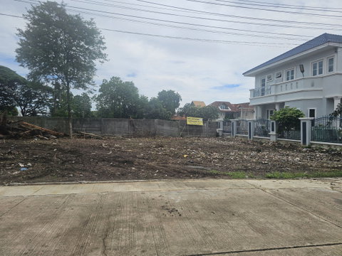 Land for sale, already filled, Soi Ekphailin Village 15, near Srinakarin Road, good location, suitable for building a house, size 84 sq m.