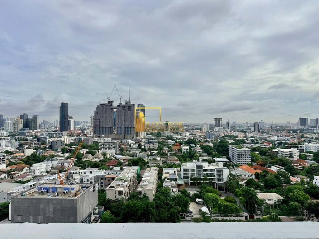 รูป Beautifully Renovated 4 Bedroom Duplex Penthouse in Ekkamai - BR20841AP - รูปที่ 6/57
