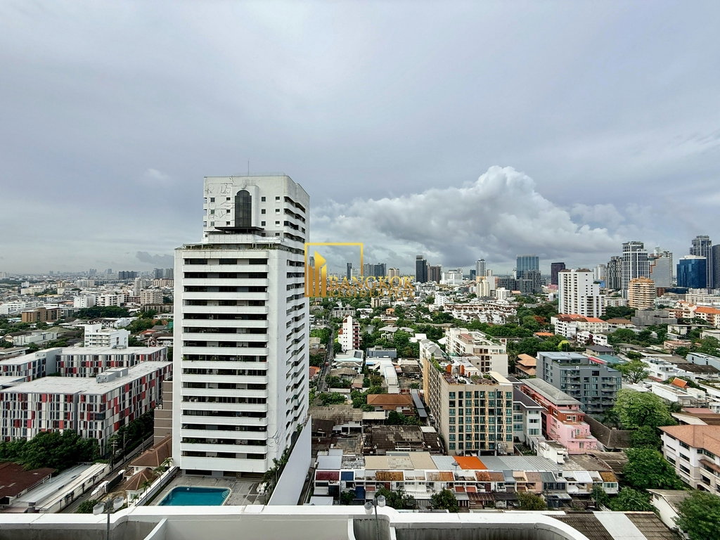 รูป Beautifully Renovated 4 Bedroom Duplex Penthouse in Ekkamai - BR20841AP - รูปที่ 40/57