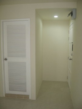 For rent Sunshine Condo, area 37.7 sq.m., convenient transportation, near shopping malls, hospitals