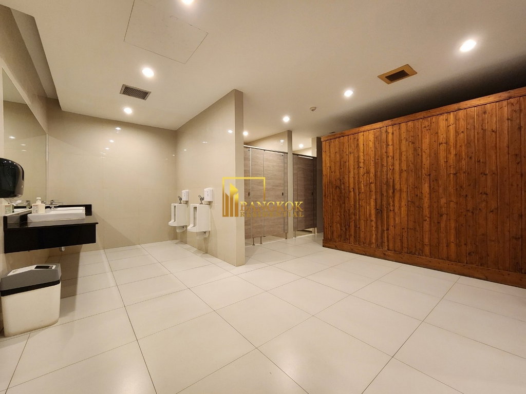 รูป Beautifully Renovated 4 Bedroom Duplex Penthouse in Ekkamai - BR20841AP - รูปที่ 51/57