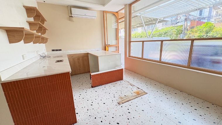 ขายโฮมออฟฟิศ 4 ห้องนอน 220 ตร.ม. 24 ตร.ว. เขตวัฒนา