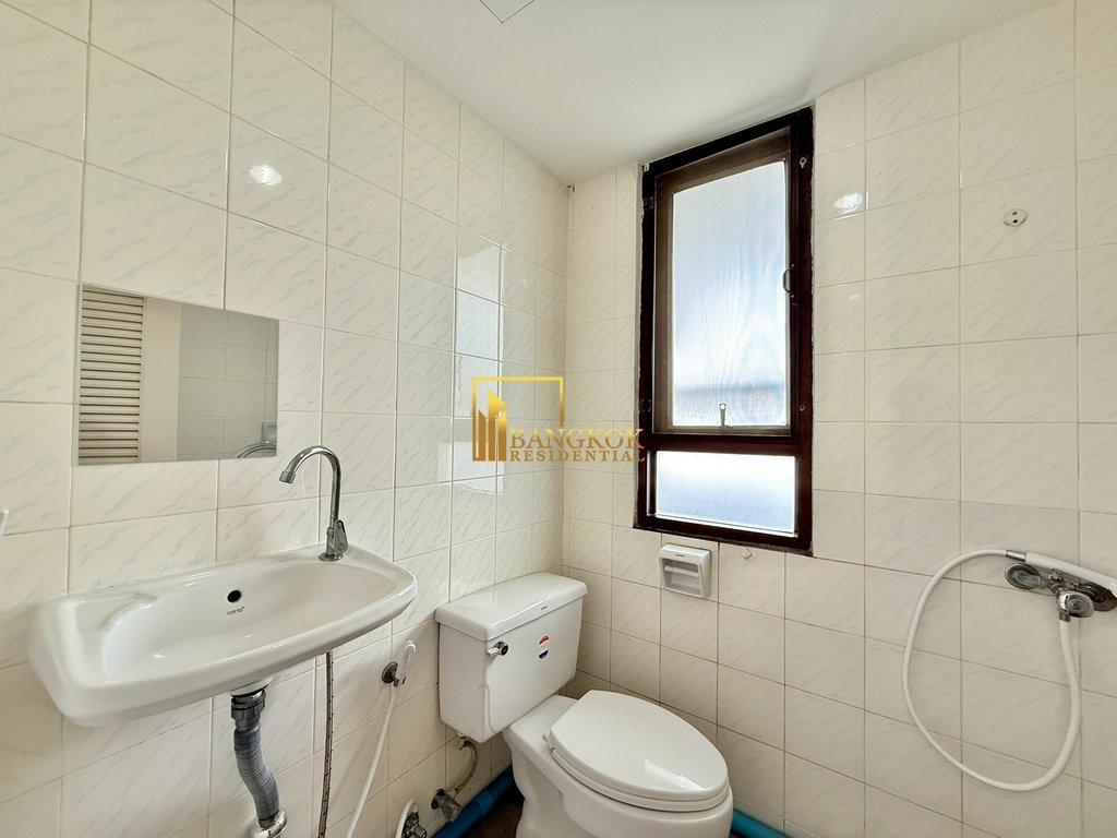 รูป Beautifully Renovated 4 Bedroom Duplex Penthouse in Ekkamai - BR20841AP - รูปที่ 37/57