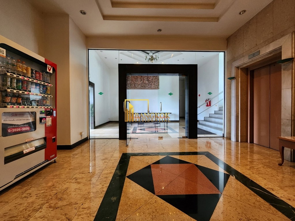 รูป Beautifully Renovated 4 Bedroom Duplex Penthouse in Ekkamai - BR20841AP - รูปที่ 52/57