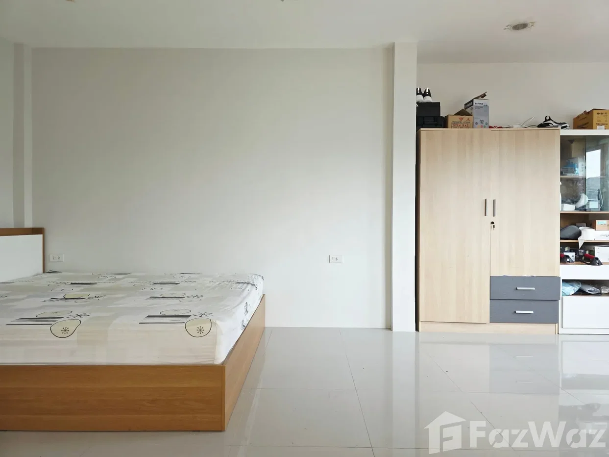 picture Fully Renovated Corner Home with Solar System & Offices 6383912 - 14/22