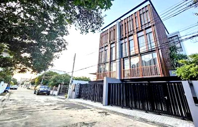 บ้านแฝด ถนนศรีนครินทร์ : ขาย บ้านแฝด Pool Villa 3.5 ชั้น พระราม 9 ซอย 51 รีโนเวทใหม่ทั้งหลัง 43 ตร.วา