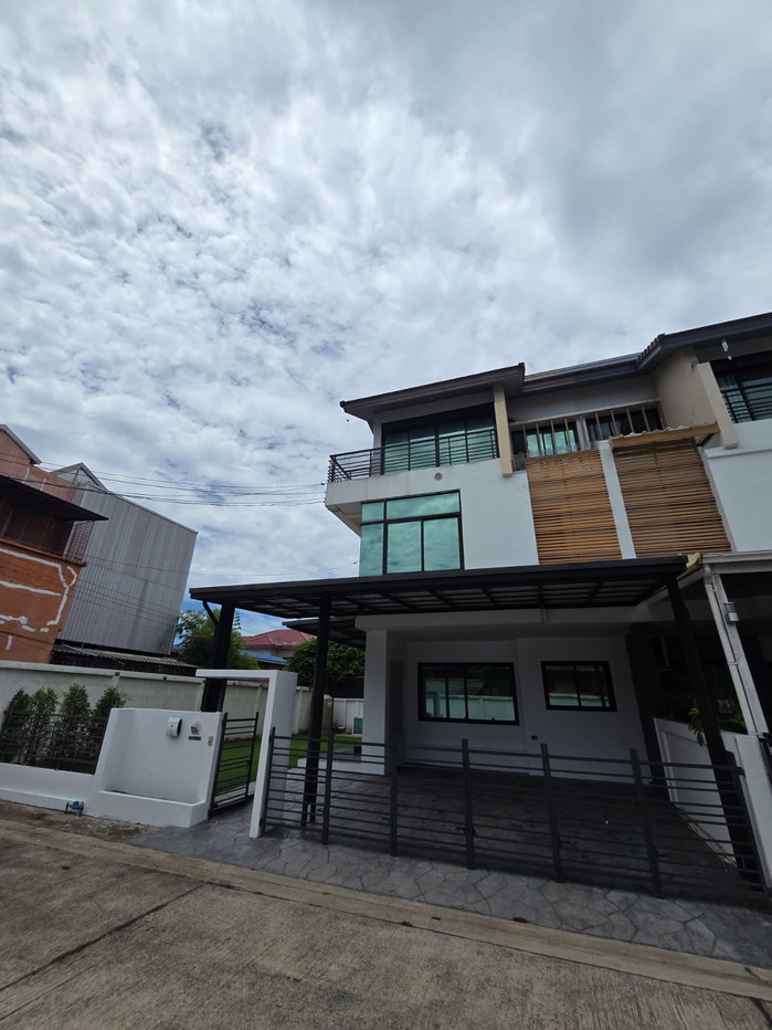 รูป บ้านแฝด 3 ชั้น 45 ตร.วา หลังมุม แปลงสวย จอดรถได้ 6 คัน - รูปที่ 2/22
