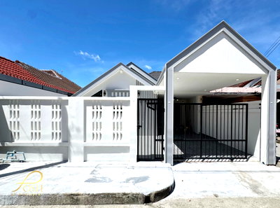 Twin houses for sale Phuket : Phuket Villa 3 Fully renovated, featuring a bathtub and a wide, spacious road in front of the house, offering a comfortable 