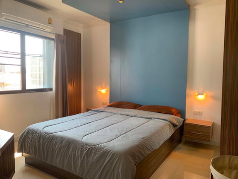 Selling a renovated, ready-to-move-in corner unit at Sriwara Mansion 2 condo. Prime location in the heart of the city, Ratchada area.