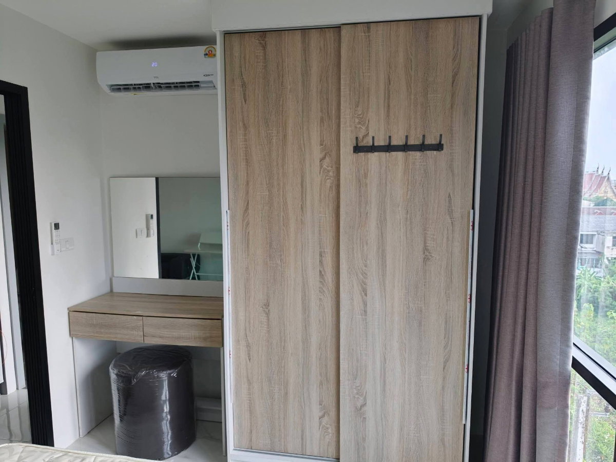picture This condo is on Chaengwattana Road - 3/7