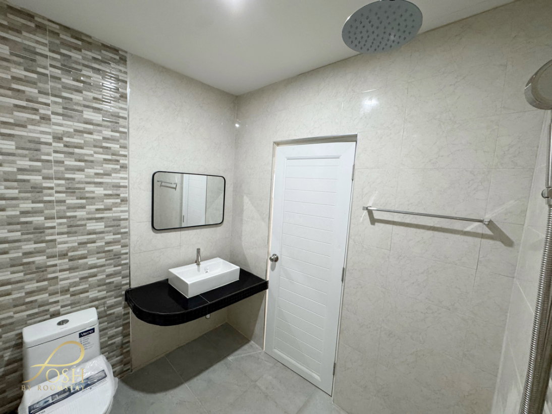 รูป ภูเก็ตวิลล่าสาม Phuket Villa3  รีโนเวทและต่อเติมทั้งหลังในสไตล์โมเดิร์น มาพร้อมอ่างอาบน้ำ ถนนหน้าบ้านกว้างไม่แออัด - รูปที่ 18/19