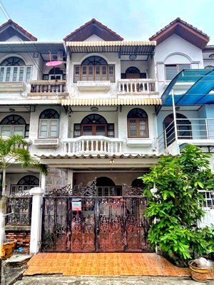 Townhouses for sale ม.เอแบค : 4-bedroom house for sale in the Phatthanakan area, convenient transportation.
