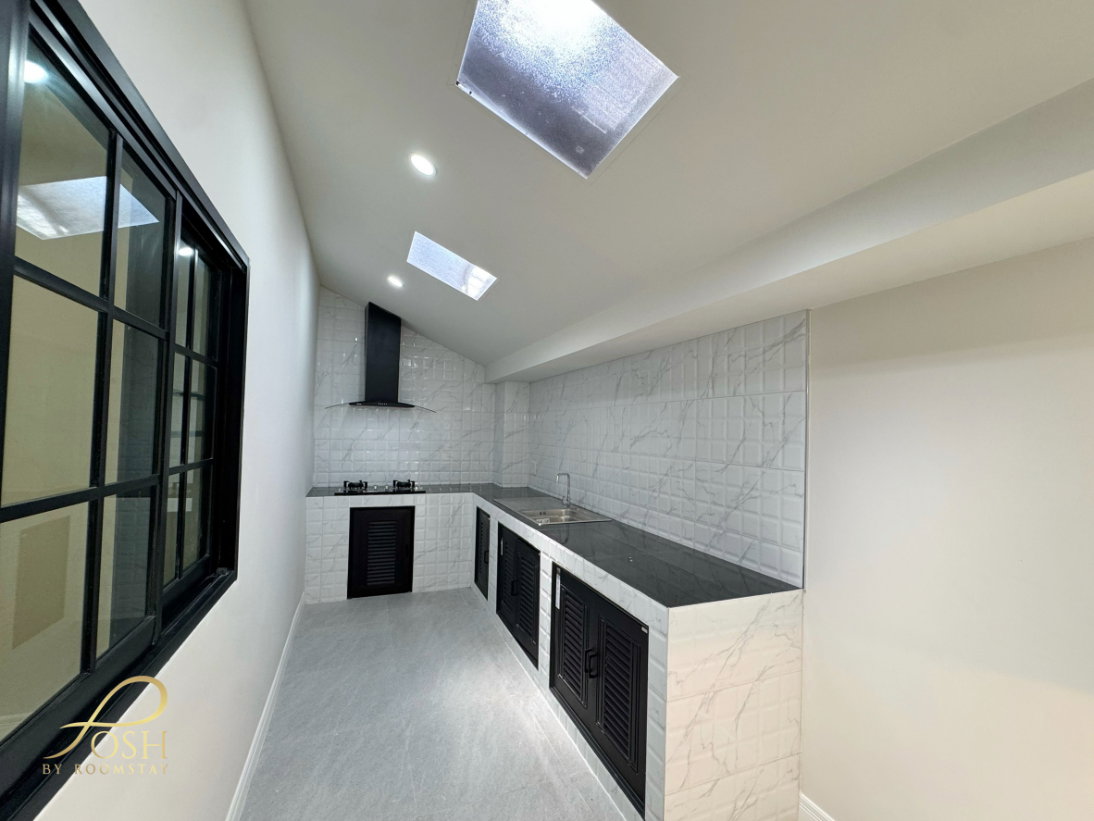 รูป ภูเก็ตวิลล่าสาม Phuket Villa3  รีโนเวทและต่อเติมทั้งหลังในสไตล์โมเดิร์น มาพร้อมอ่างอาบน้ำ ถนนหน้าบ้านกว้างไม่แออัด - รูปที่ 12/19