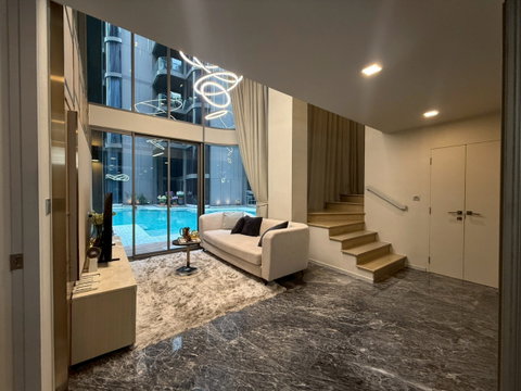 🌿 Duplex หรู Pet-Friendly 🐾 ฟีล Pool Access ใจกลางพร้อมพงษ์ 💚 3 ห้องนอนสุด private ใกล้ BTS 🚆 เหลือ 140K/เดือน ✨