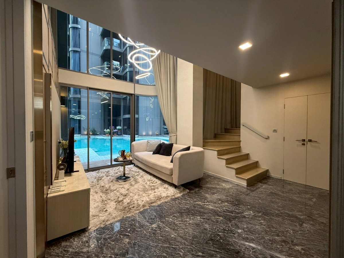 รูป 🌿 Duplex หรู Pet-Friendly 🐾 ฟีล Pool Access ใจกลางพร้อมพงษ์ 💚 3 ห้องนอนสุด private ใกล้ BTS 🚆 เหลือ 140K/เดือน ✨ - รูปที่ 1/12