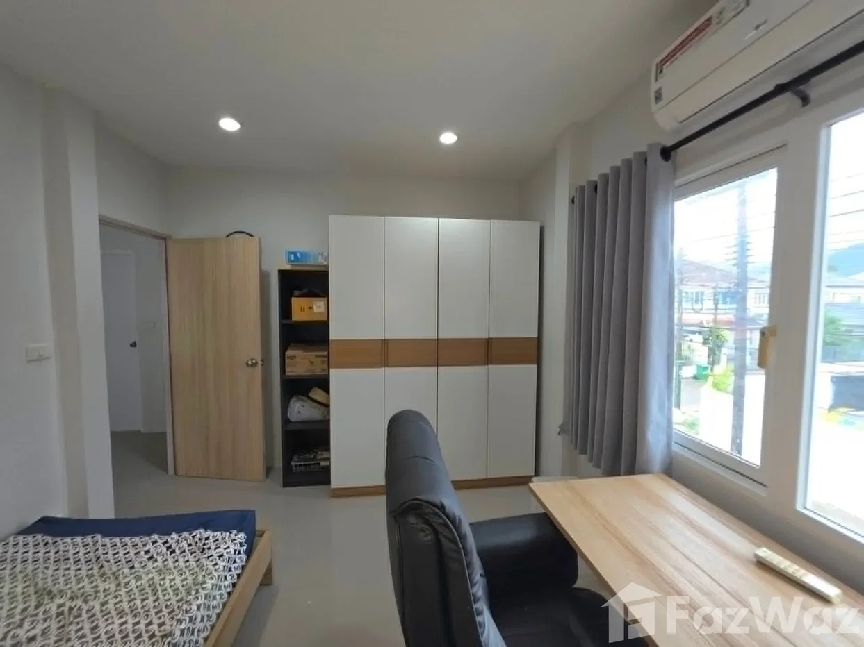 picture Fully Renovated Corner Home with Solar System & Offices 6383912 - 16/22