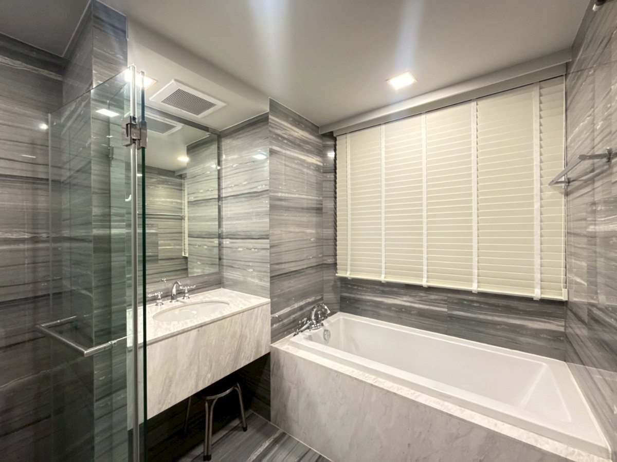 รูป 🌿 Duplex หรู Pet-Friendly 🐾 ฟีล Pool Access ใจกลางพร้อมพงษ์ 💚 3 ห้องนอนสุด private ใกล้ BTS 🚆 เหลือ 140K/เดือน ✨ - รูปที่ 9/12