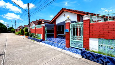 Houses for sale Bang Lamung Chonburi : House in Nakluae Pattaya beach Side- near larn pho market 3beds 2baths