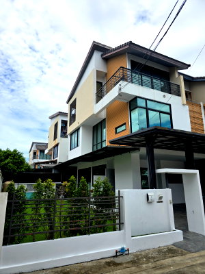 Twin houses for rent Lotus's north ratchapruek :                   "3-storey twin house at Viridian Ratchaphruek"