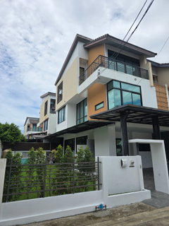 รูปภาพ 3-storey twin house at Viridian Ratchaphruek"