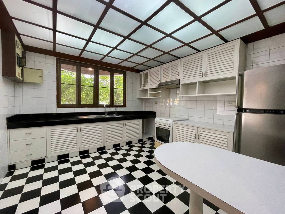 picture 2-BR House near BTS Phloen Chit (ID 2987915) - 8/17