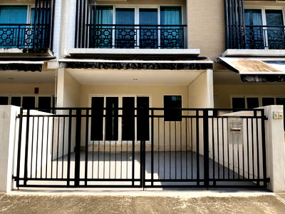 เช่าทาวน์โฮม วิทยาลัยสารพัดช่างธนบุรี : ให้เช่า Townhome 3 ชั้น บ้านกลางเมือง พระราม 9 – มอเตอร์เวย์ เฟอร์นิเจอร์ครบ พร้อมเข้าอยู่ หน้าบ้านไม่ชนใคร เดินทางสะดวก ใกล้สนามบินสุวรรณภูมิ