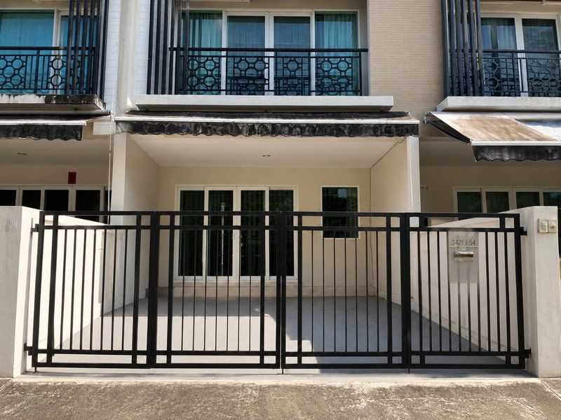 ทาวน์โฮมให้เช่า : ให้เช่า Townhome 3 ชั้น บ้านกลางเมือง พระราม 9 – มอเตอร์เวย์ เฟอร์นิเจอร์ครบ พร้อมเข้าอยู่ หน้าบ้านไม่ชนใคร เดินทางสะดวก ใกล้สนามบินสุวรรณภูมิ