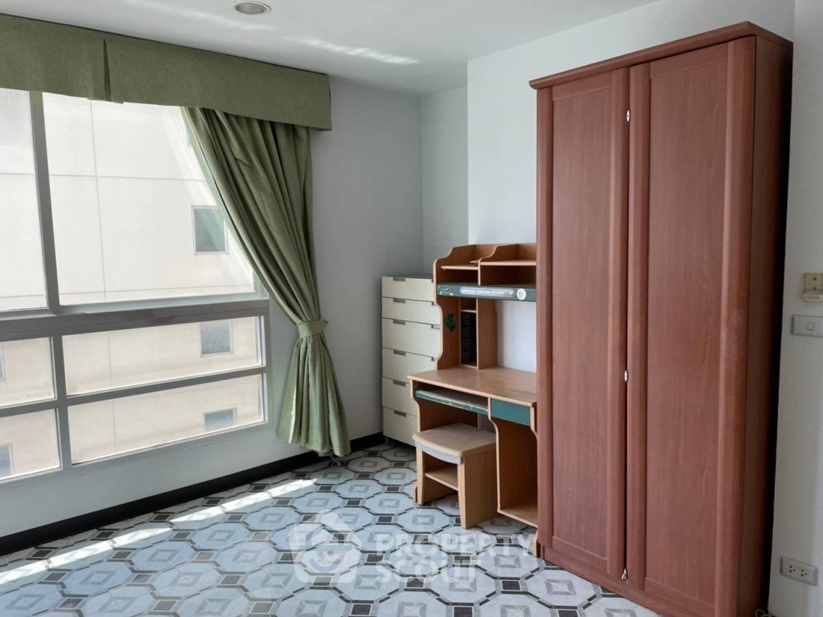 picture 2-BR Condo at Sathorn House Condominium near BTS Surasak (ID 2991281) - 8/11