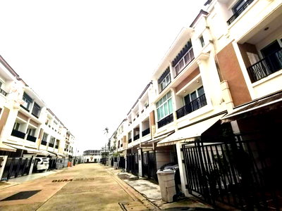 Houses for sale Yan Nawa : 🏡 BAAN KLANG KRUNG GRAND VIENNA RAMA 3  📍 Rama 3, Bangkok  ✨ Luxury Townhome for Sale