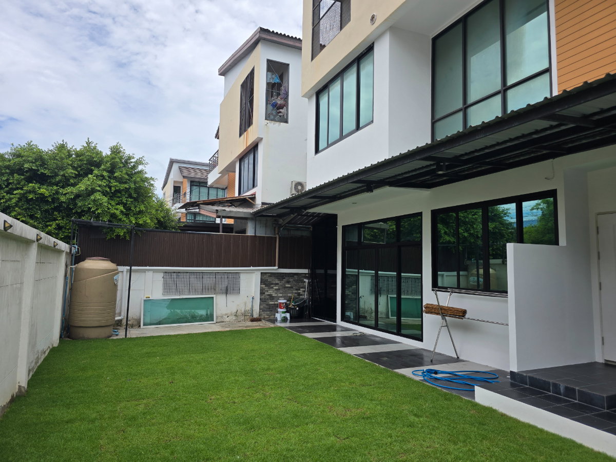 รูป บ้านแฝด 3 ชั้น 45 ตร.วา หลังมุม แปลงสวย จอดรถได้ 6 คัน - รูปที่ 4/22