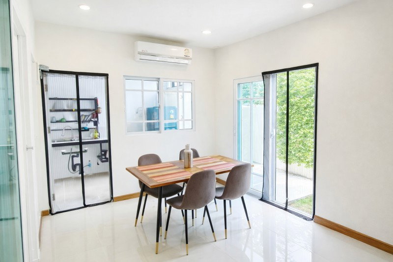 รูป ใกล้รร.นานาชาติสิงคโปร์สุวรรณภูมิ 700 ม. 18 ตร.ว. 4นอน ศรีนครินทร์-หนามแดง เมกา บางนา 3.2 กม. ทาวน์โฮม 2ชั้น พร้อมชั้นลอย 3 น้ำ - รูปที่ 2/8