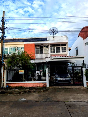 Twin houses for sale ม.เอแบค : Sell twin house at Pattanakarn Road