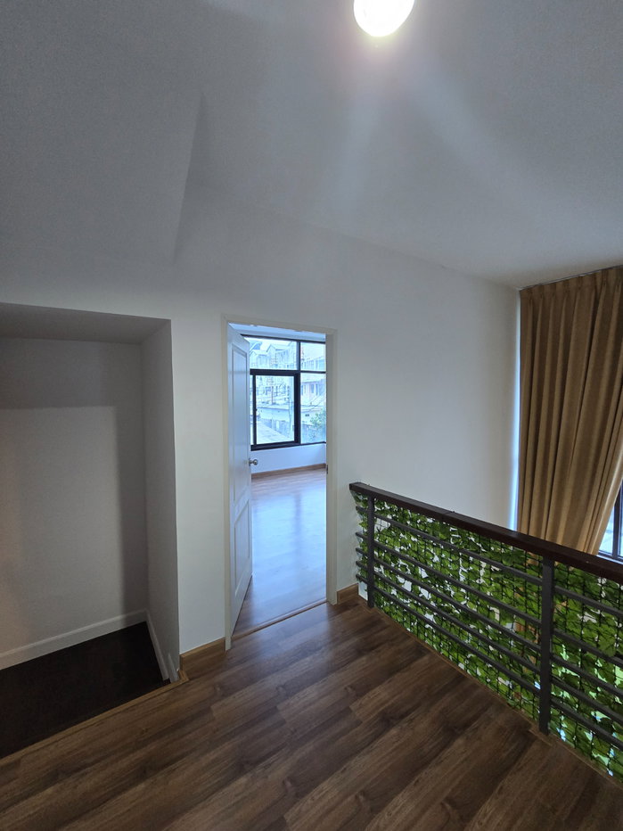 รูป บ้านแฝด 3 ชั้น 45 ตร.วา หลังมุม แปลงสวย จอดรถได้ 6 คัน - รูปที่ 14/22