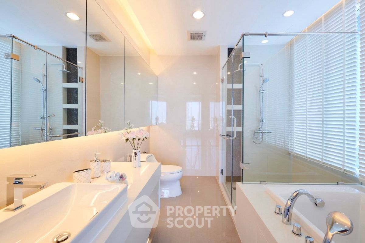 picture 3-BR Condo at Menam Residences in Wat Phraya Krai (ID 2991288) - 11/17