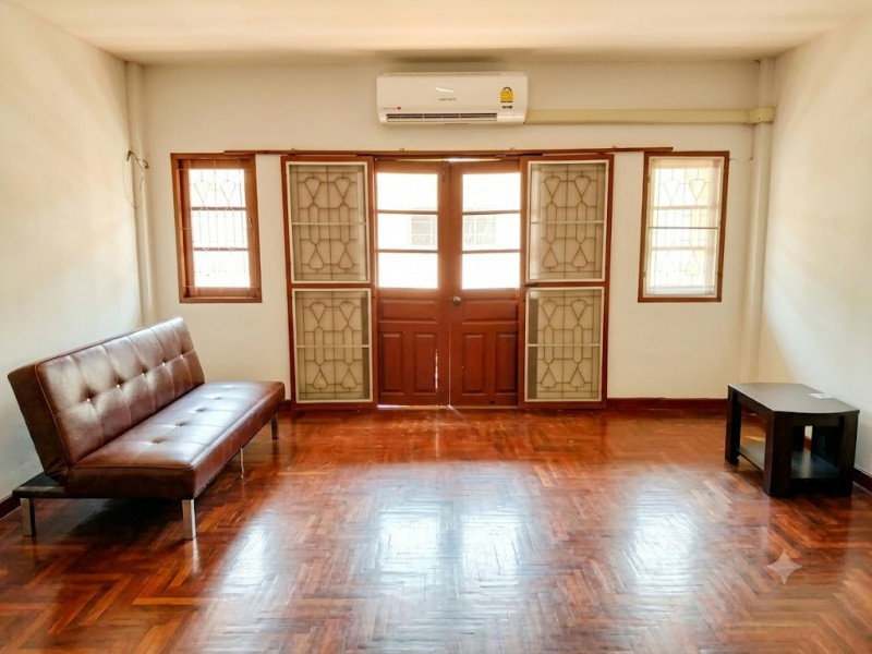 รูป รีโนเวทใหม่ 6นอน สาธุประดิษฐ์ 43-53 ทาวน์เฮ้าส์ 3 ชั้น 3น้ำ 25ตร.ว. 2แอร์ 275 ตร.ม. จอดรถ 2 คัน ใกล้ตลาดรุ่งเจริญ 500 ม. - รูปที่ 6/8
