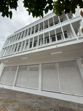 อาคารพาณิชย์สินธุมงคล อาคารพาณิชย์ 3 ชั้น และชั้นลอย พื้นที่ 840ตร.ม.ขนาด1260 ตรม. ติดถนนเทพารักษ์ ขนาดหว่างมากราคาต่อได้ มีโดม