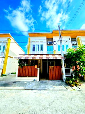 เช่าทาวน์โฮม กรุงเทพมหานคร : ตรงข้ามโรบินสัน ลาดกระบัง 600ม. 2 น้ำ 20 ตร.วา.160 ตร.ม. ตลาดลานบุญ. ทาวน์โฮม 2 ชั้นหลังมุม 3 นอน ตลาดลานบุญ 700 ม.