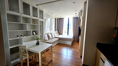 Condos for rent : P-40201 Beautiful Unit in Great Location: Fully Furnished Park 24 Near BTS Phrom Phong & Emporium. Line: @easythaihome 085-592-2897
