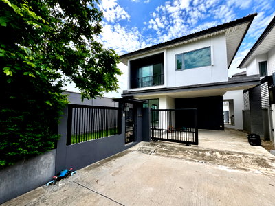 บ้านเดี่ยว สมุทรปราการ : ขายบ้านเดี่ยวหลังมุม Britania Srinakarin บ้านใหม่ ไม่เคยเข้าอยู่ ใกล้รถไฟฟ้าสายสีเหลือง สถานีศรีด่าน พร้อมพื้นที่รอบบ้านกว้างกว่าบ้านมาตรฐาน