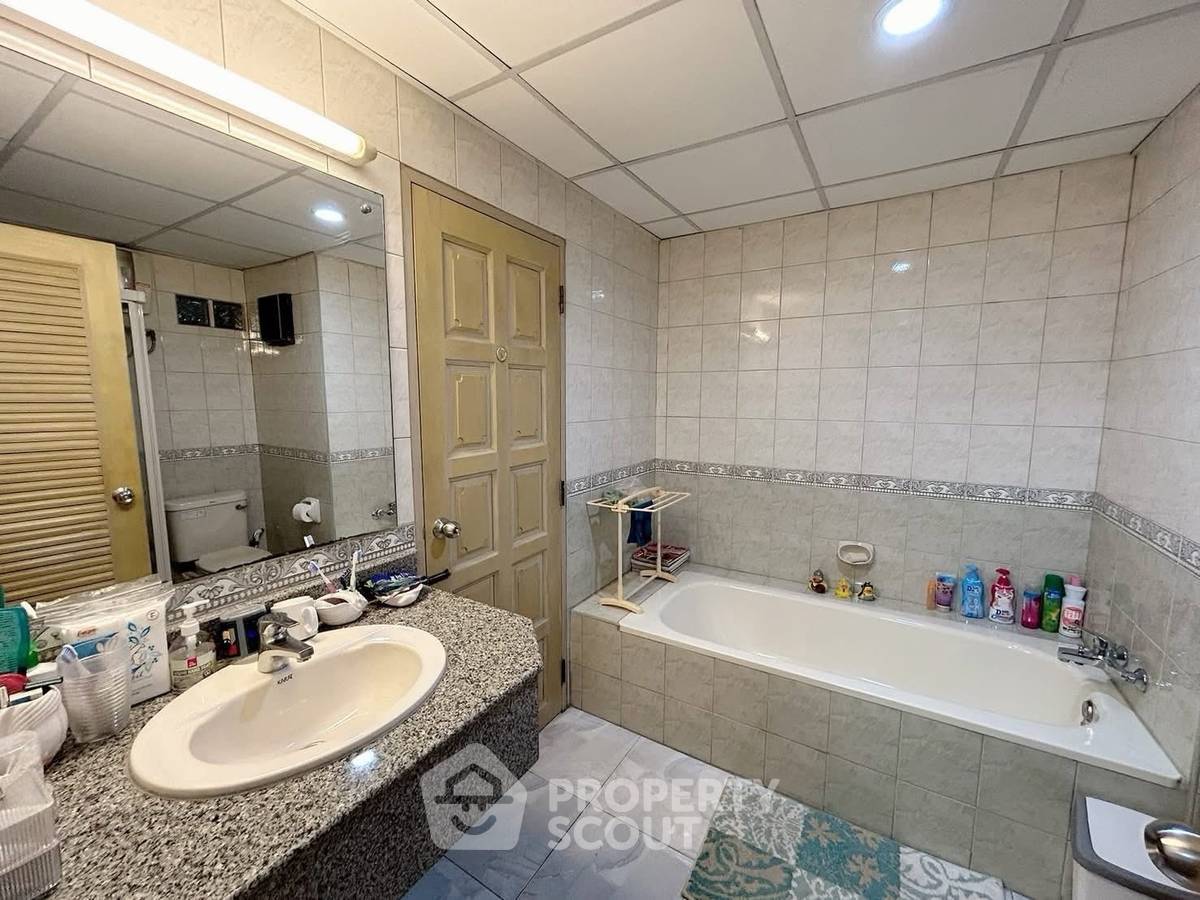 picture 2-BR Condo at Baan Rabiang Chan close to The Venezia (ID 2993158) - 12/12