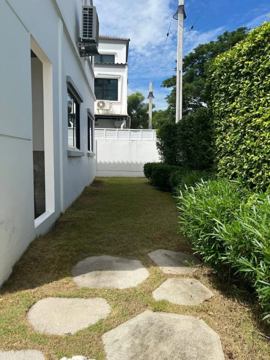 รูป 🏡 FOR RENT | INDY 5 BANGNA KM.7 Premium Corner Townhome | Fully Furnished | Garden View | Ready to Move In - รูปที่ 3/8