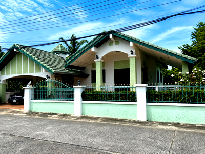 Houses for sale Bang Lamung Chonburi : Spacious Single House for Sale East Pattaya Large Land Plot