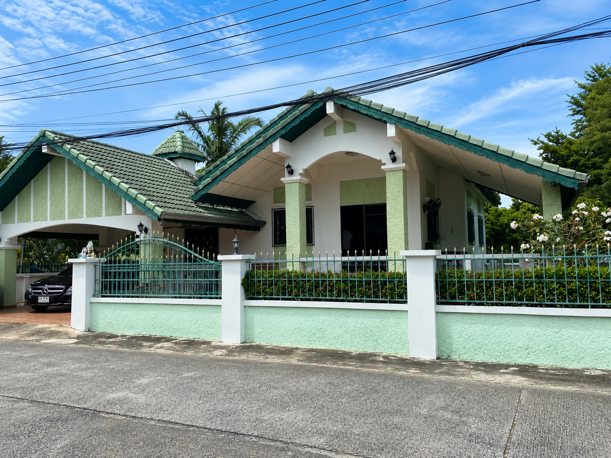 picture Spacious Single House for Sale East Pattaya Large Land Plot - 1/6