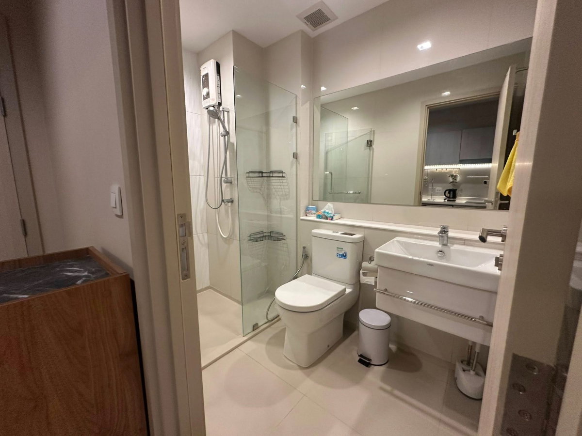 picture R686/For Rent: Life One Wireless Condo – 21st Floor with Nice Breeze and City View - 5/7