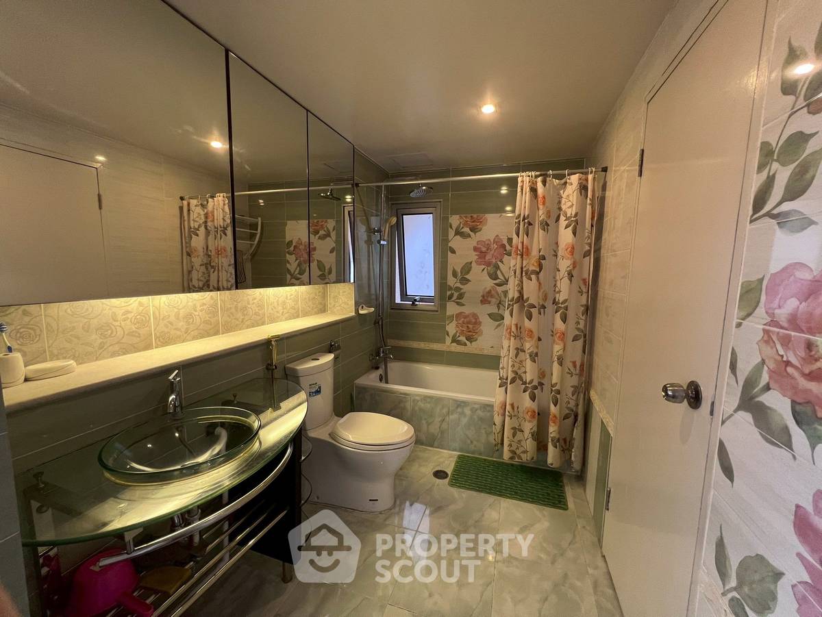 picture 2-BR High-Floor Condo at Riviera Condominium, Muang Thong Thani (ID 2244877) - 16/20
